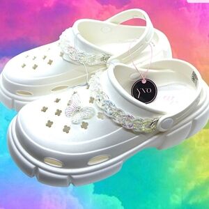 New Yvo Women's White Butterfly Sandals Size 6 NWT.